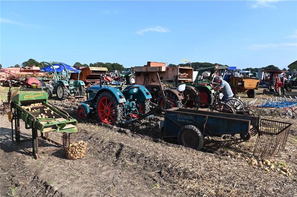 Das zweite Oldtimertreffen der Oldtimerfreunde Lembeck anlässlich des 25. Jubiläums wurde schon an den ersten beiden Tagen gut besucht.