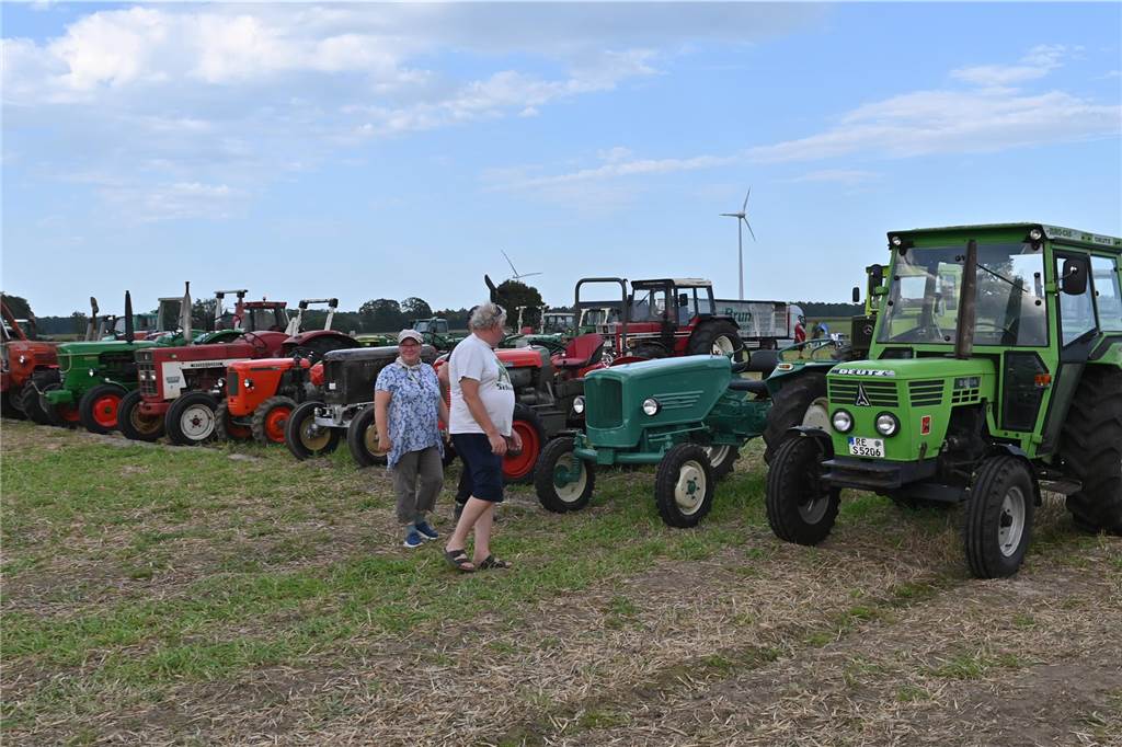 Das zweite Oldtimertreffen der Oldtimerfreunde Lembeck anlässlich des 25. Jubiläums wurde schon an den ersten beiden Tagen gut besucht.