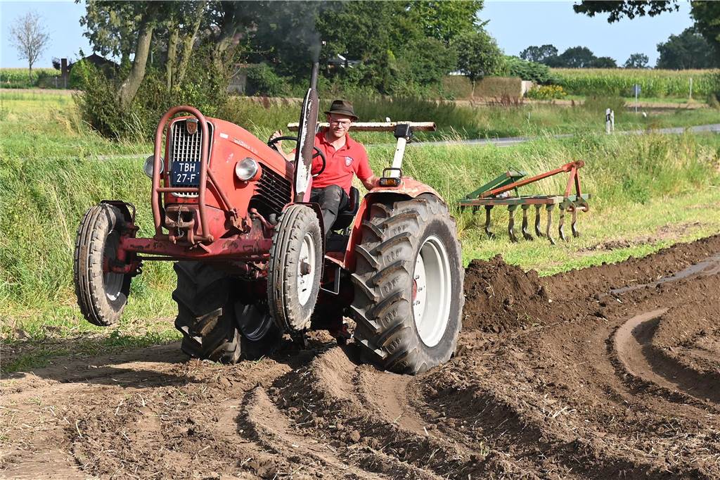 Das zweite Oldtimertreffen der Oldtimerfreunde Lembeck anlässlich des 25. Jubiläums wurde schon an den ersten beiden Tagen gut besucht.