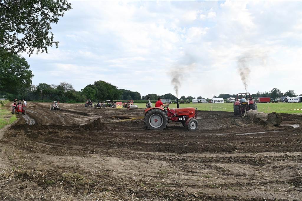 Das zweite Oldtimertreffen der Oldtimerfreunde Lembeck anlässlich des 25. Jubiläums wurde schon an den ersten beiden Tagen gut besucht.
