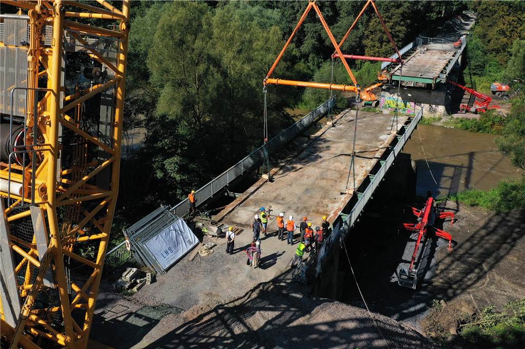 Das zweite Teilstück der Lippebrücke Hervest hängt am Kranseil