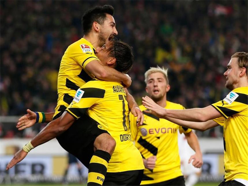 Dortmund gewinnt beim Tabellenschlusslicht VfB Das zweite Tor von Aubameyang ist dann regulär und Dortmund führt. Foto: Ronald Wittek