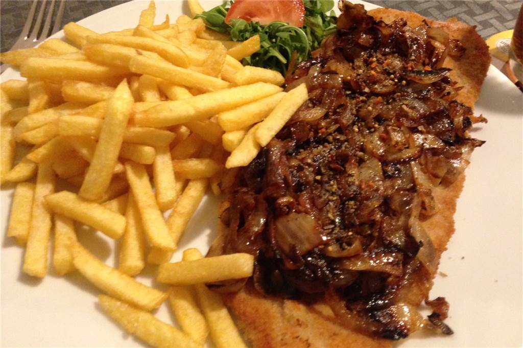 Das Restaurant Külpmanns setzt auf solide Ruhrpott-Küche ohne Schnickschnack Das Zwiebelschnitzel ist, wie es auf der Karte steht: Knusprig mit reichlich Zwiebeln.