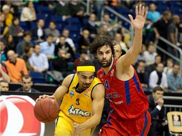 DaShaun Wood (l) verlor mit ALBA gegen die Moskauer um Superstar Milos Teodosic. Foto: Jörg Carstensen