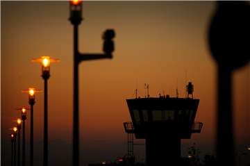 Dass am Flughafen aktuell nicht viel passiert, freut Flughafen-Gegner. Die Mitarbeiter sehen das anders.