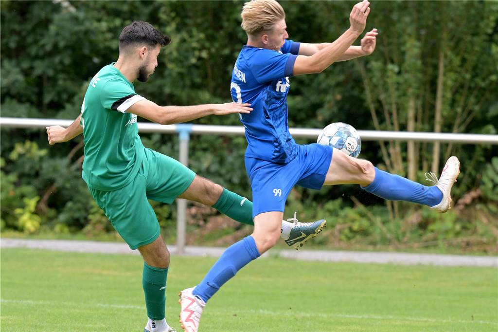 Unsere Prognosen vor der Lüner Fußballsaison: Wer überrascht? Welche Teams enttäuschen? Andreas Kulik vom TuS Niederaden springt zum Ball.