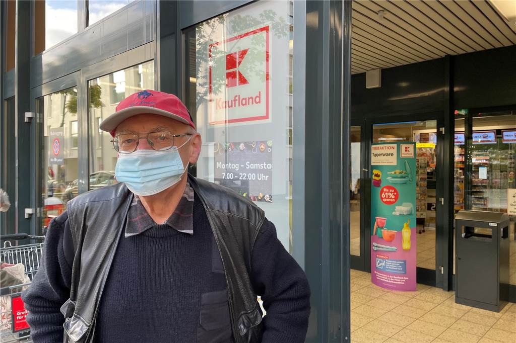 Kaufland-Aus in Mengede: Kunden werden vor allem die Angebote vermissen Klaus Klack vor dem Eingang des Kauflands in Mengede