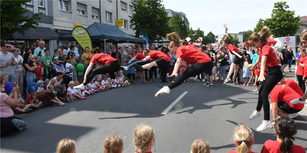 Stadtfest Selm 2023: Weniger ist sicher mehr angesichts der Krisen Dass das Stadtfest auch ohne Stars eine sehr gute Resonanz hat, hat der Stadtfest-Sonntag 2022 gezeigt. Die Leute waren begeistert auch über den Auftritt heimischer Gruppen, wie hier die 1. Selmer Karnevalsgesellschaft.