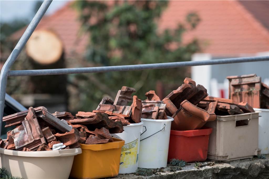 Nach dem Sturm: Welche Versicherung greift bei welchem Schaden? Dass der Wind bei Sturm Dachziegel mitgehen ließ, müssen Betroffene in der Regel nicht selbst nachweisen.