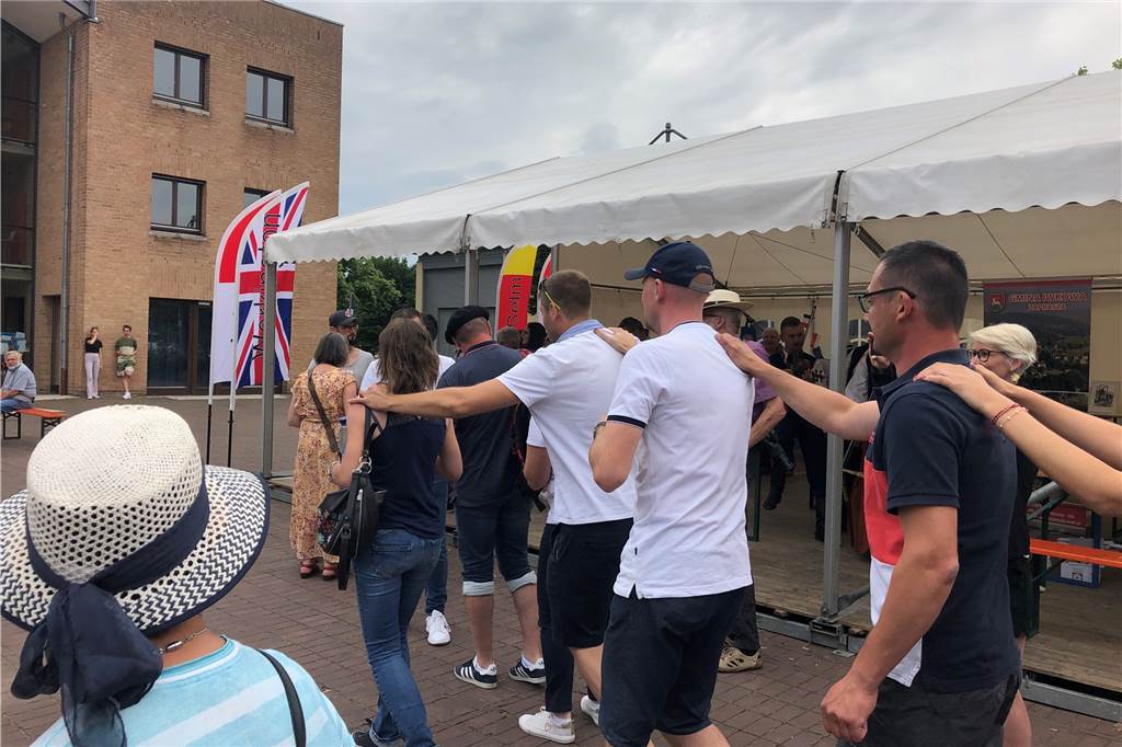 Stadtfest-Familientag in Selm: Polonaise, Schnäpschen, Musik Dass die Stimmung rund um das Zelt des Partnerschaftsvereins super sein würde, war klar. Dafür sorgen allein schon die Gäste aus Iwkowa. Wie hier mit einer Polonaise.