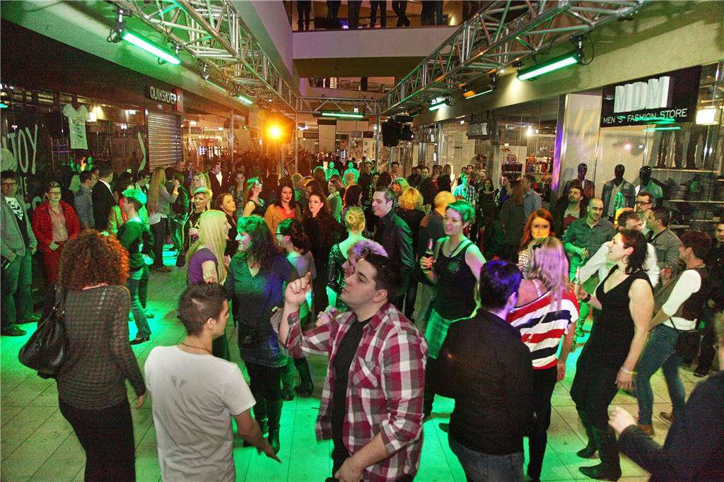 Rollerdisco in der Thier-Galerie: 80er-Jahre-Trend ist wieder da Dass die Thier-Galerie in Dortmund nicht nur zum Shopping einladen will, wurde schon in der Anfangszeit deutlich. 2013 zum Beispiel fanden Partys statt und vor den Shops wurde getanzt.