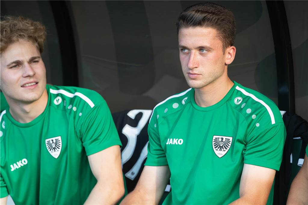 Von Olfen über Schalke 04 nach Katar, in die Karibik und wieder zurück - der Weg eines Musterprofis Das Dominik Klann (r.) auf Münsters Ersatzbank Platz nehmen muss, ist seit dieser Saison kaum noch der Fall.