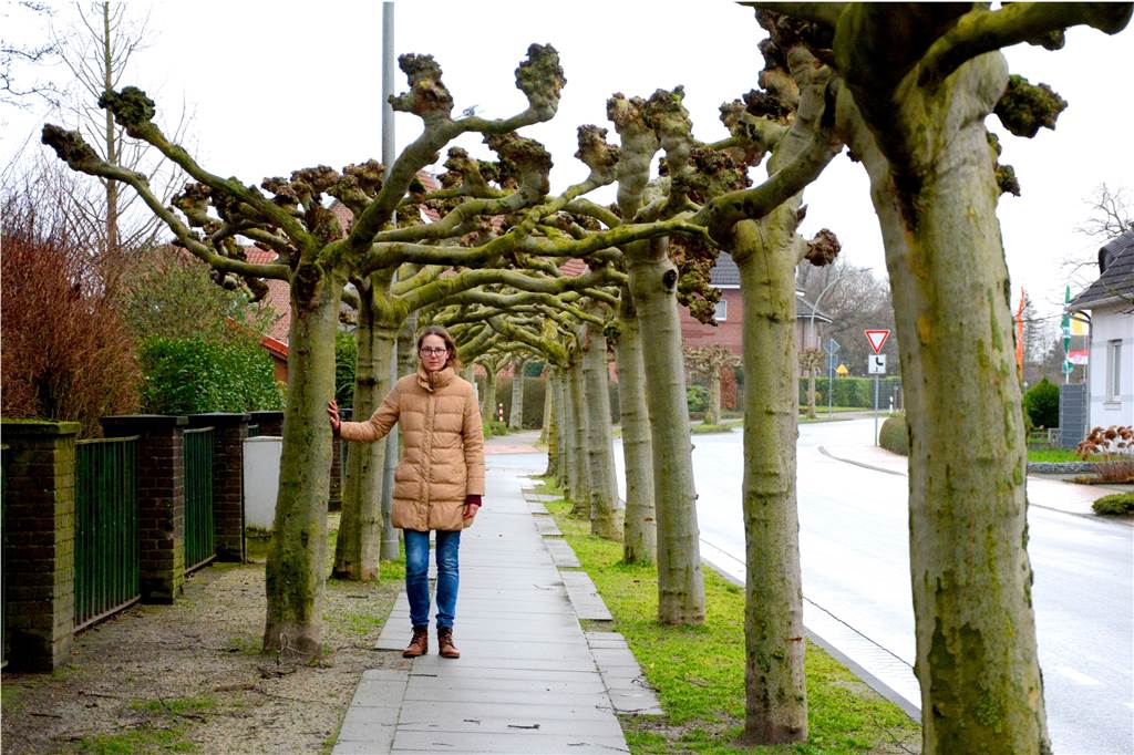Eva Maria Gröner (36) will für den Erhalt alter Bäume in Südlohn kämpfen Dass es sich lohnt, für Bäume einzutreten, macht Eva Maria Gröner (36) beispielsweise an der Bahnhofstraße fest. Die Platanen dort sollten vor einigen Jahren gefällt werden. Nach massivem Protest wurde neu geplant. Die Bäume blieben stehen.