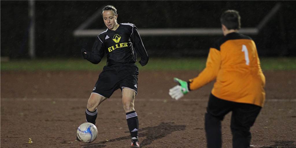 Erste Frauen spielen in NRW in einem Männer-Team: Castrop-Rauxelerin sammelte schon Erfahrung Die Castrop-Rauxelerin Nadine Kirsch (beim Schuss), hier im Jahr 2012 im Trikot des SuS Pöppinghausen, kickt aktuell beim Landesligisten Spvg Herne-Horsthausen.