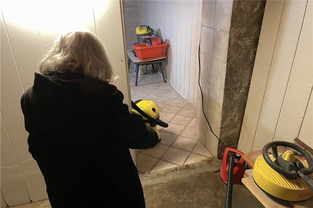 Keller und Kirmesplatz unter Wasser: „So schlimm war es noch nie“ Ein Dortmunderin steht in ihrem Keller und zeigt auf den feuchten Boden.
