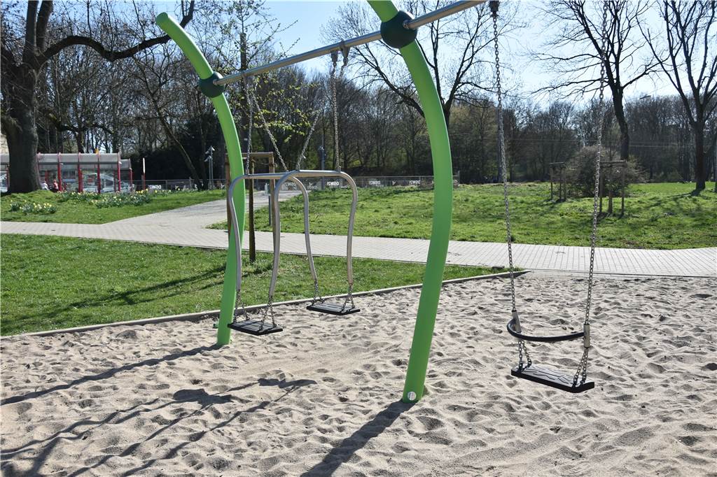 Neuer Spielplatz öffnete im Dortmunder Osten - und wurde gleich wieder geräumt Dass Inklusionsaspekte berücksichtigt werden, war den Gestaltern des Spielplatzes besonders wichtig. Die Schaukeln können auch Kinder nutzen, die nicht sicher sitzen können.