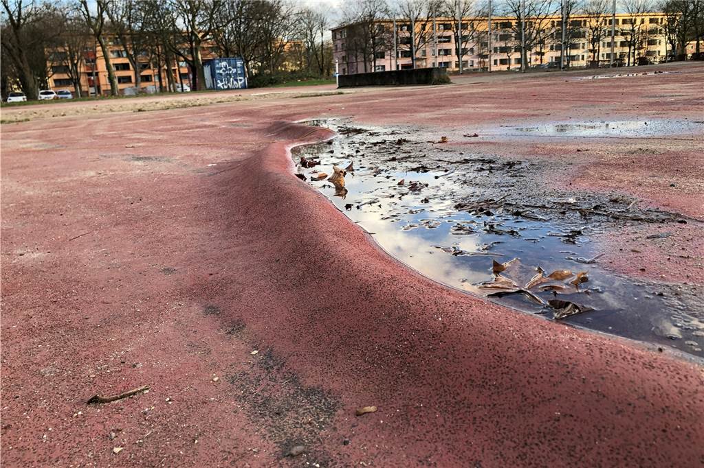 Fitness, Fußball und Laufbahn: In Scharnhorst soll ein Sportpark entstehen Dass man hier nicht mehr Sport treiben kann, ohne Gefahr zu laufen, sich die Beine zu brechen, lässt sich denken