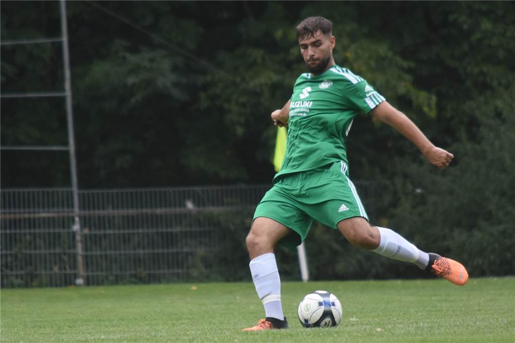 Trainer Benjamin Hartlieb funktioniert beim Holzwickeder SC einen Torjäger zum Abwehrspieler um Dass Michele Teofilo Linksfuß ist, kommt ihm besonders entgegen für die Position als linker Verteidiger.