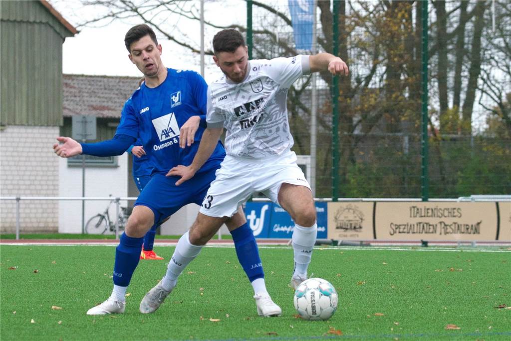 Verletzungspech beim TuS Sythen : Trainer Schulz muss länger auf Torben Spyra verzichten. Dass Torben Spyra (l.) seinem Team aktuell nicht helfen kann, ärgert den Sythener sehr.