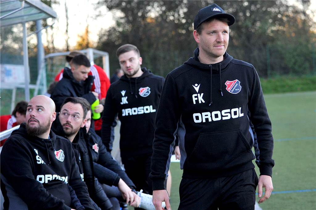 „Ohne mit der Wimper zu zucken“: Leistungsträger sagen zu - unabhängig von der Liga Dass Trainer Fabian Kampmann (re.) und Co-Trainer Janis Nicolaßen (2.v.li.) auch in der nächsten Saison das Trainergespann des SC Berchum/Garenfeld bilden, ist noch nicht fix.