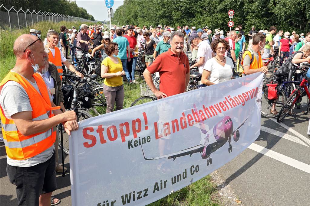 Die (un)erklärlichen Phänomene vom Flughafen Dortmund Dass von den Teilnehmern der Protestaktionen viele auch selbst unter dem Lärm des Flughafens leiden, ist naheliegend. Dass die Piloten noch einen „Schlenker“ über ihre Häuser fliegen, nur um sie zu bestrafen, ist aber wohl eher unwahrscheinlich.