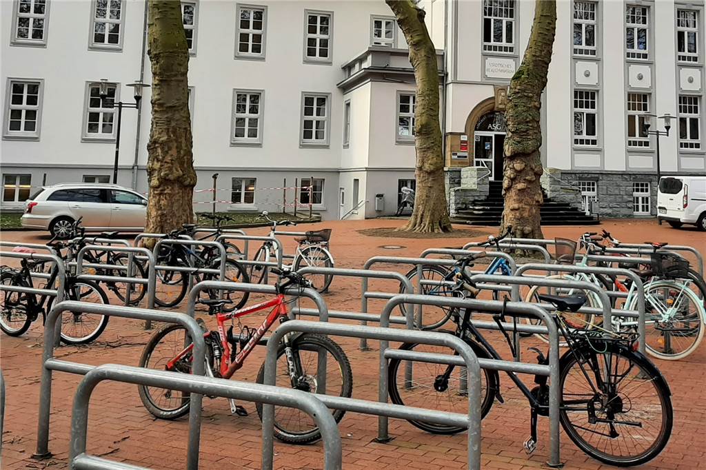Endlich wieder in die Schule? Das sagen Castrop-Rauxeler Schüler dazu Dass wieder Schüler in das Adalbert-Stifter-Gymnasium dürfen, sieht man auch am Abstellplatz für Fahrräder. Der ist am Montagmittag besser gefüllt als zuletzt.