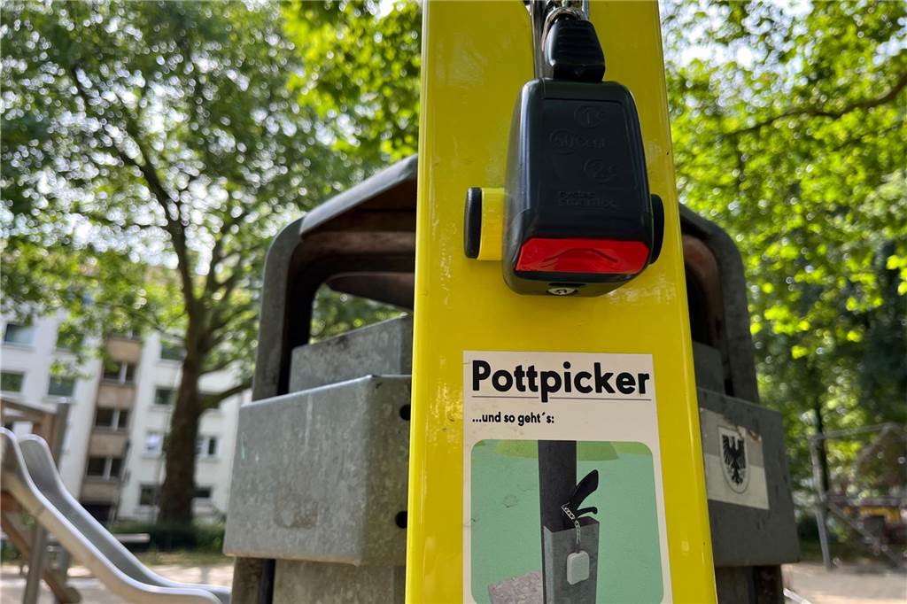 Daniel Kozik und seine Pottpicker-Idee für saubere Spielplätze und Parks Dasselbe Prinzip wie beim Einkaufswagen: 50 Cent, 1 oder 2 Euro hineinstecken und loslegen.