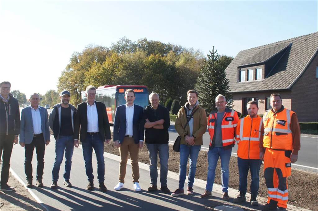 Bauarbeiten am Radweg zum Industriegebiet Gaxel abgeschlossen Die Mitarbeiter der Stadt stehen auf dem neuen Radweg bei Gaxel.