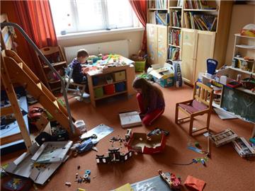 Datenleck im Kinderzimmer - Verbraucherschützer warnen vor Kinderspielzeug mit Internetverbindung. Über einige Spielzeuge könnten sich Dritte problemlos wegen der unsicheren Datenverbindung mit dem Kind unterhalten. Foto: Jens Kalaene