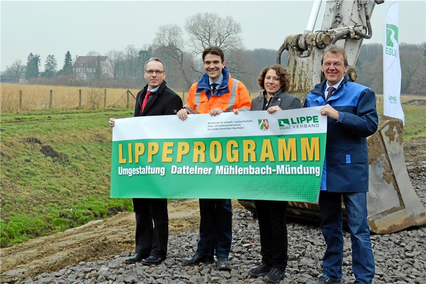 Lippeverband will Mühlenbach entfesseln Dattelns Bürgermeister André Dora (v.l.), Lippeverbandvorstand Uli Paetzel, Sabine Brinkmann vom Ministerium und Emanuel Grün vom Lippeverband auf der Baustelle. Im Hintergrund die Rauschenburg.