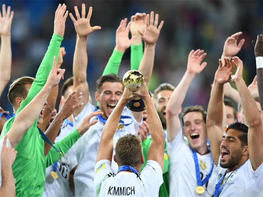 Dauerbrenner Joshua Kimmich (M.) und Co. kassierten für den Sieg beim Confed Cup jeweils 50 000 Euro. Foto: Marius Becker