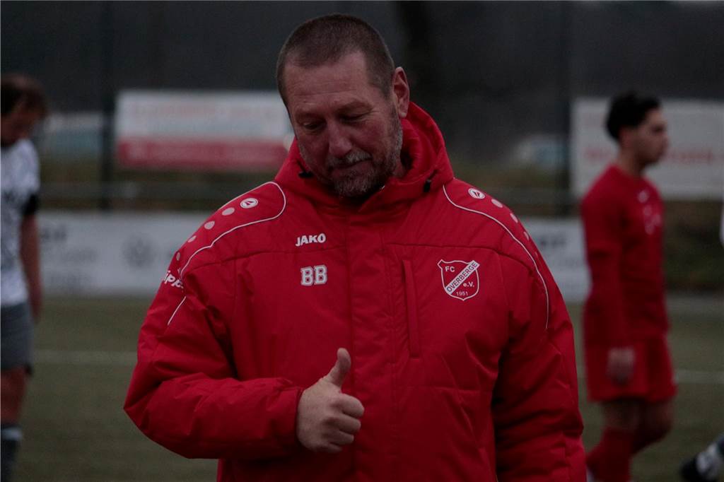 Daumen hoch: FCO-Coach Burgahard Bachmann fiel ein Stein vom Herzen.