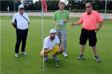 Daumen hoch für Daniel Krieg (hockend), der aus 170 Metern einlochte. Lothar Kunz, Christoph Kneer (Leiter der Golf Range) und Martin Kunz (v.li.) freuten sich mit ihm.
