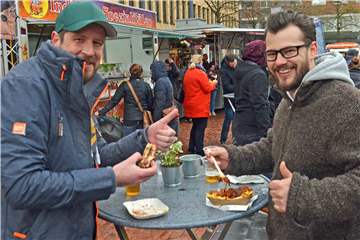 Daumen hoch für das 1. Lüner Street-Food-Festival, das am Wochenende auf dem Willy-Brandt-Platz trotz nasskalter Witterung zahlreiche Besucher wie etwa Tim Wenge (l.) und Maik Kaniut (r.) anzog.