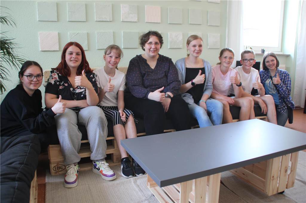 Jugendcafé feiert Comeback: Mit Kicker, Tischtennis und Couches Daumen hoch für das neu eröffnete Jugendcafe der evangelische Kirchengemeinde Brambauer. Das meinen auch Pfarrerin Isabelle Niehus (4.v.l.) und Jugendmitarbeiterin Viola Geissendorf (4.v.r.).