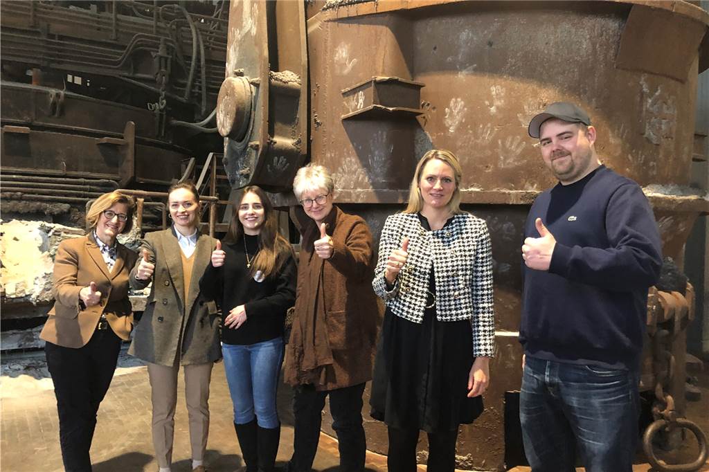 Viele Ausbildungsplätze unbesetzt: „Spüren ein schwindendes Interesse“ Daumen hoch für die Duale Ausbildung in Dortmund (von l.): Agentur-Chefin Heike Bettermann, Olesja Mouelhi-Ort von der Handwerkskammer, Elina Weigel, Gewerkschafterin Jutta Reiter, Maike Fritzsching von der IHK und Christian Graf.