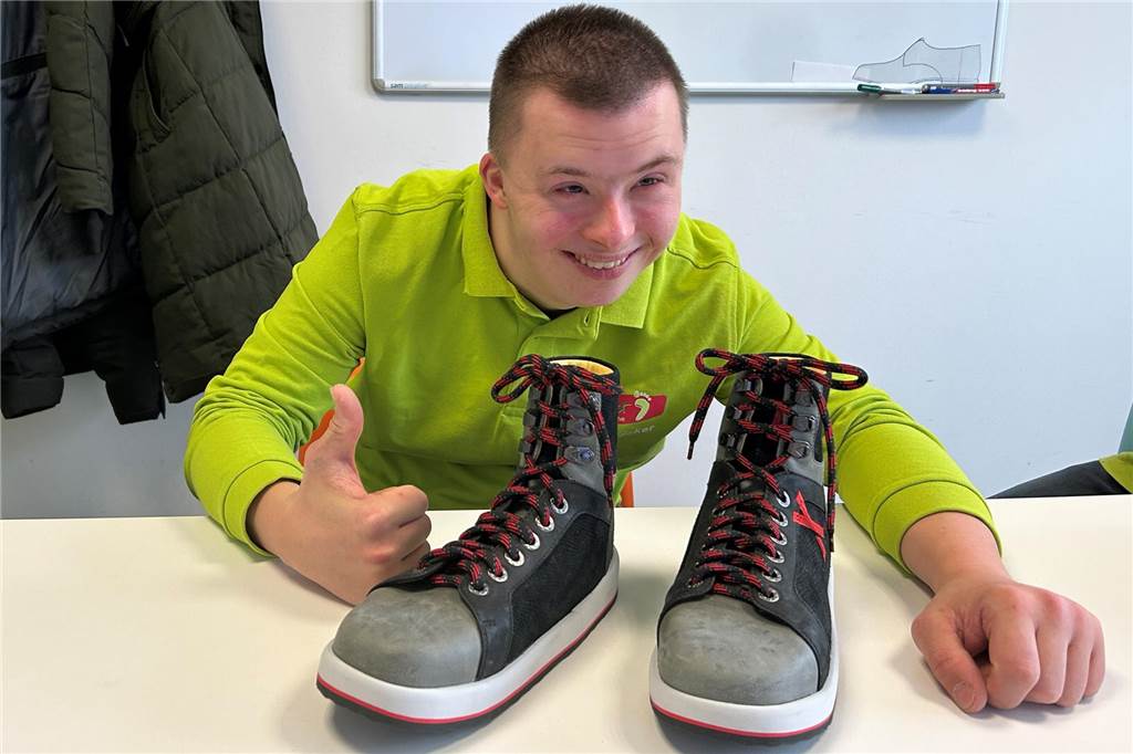 Felix Böcker zeigt die Schuhe aus seiner Gesellenprüfung