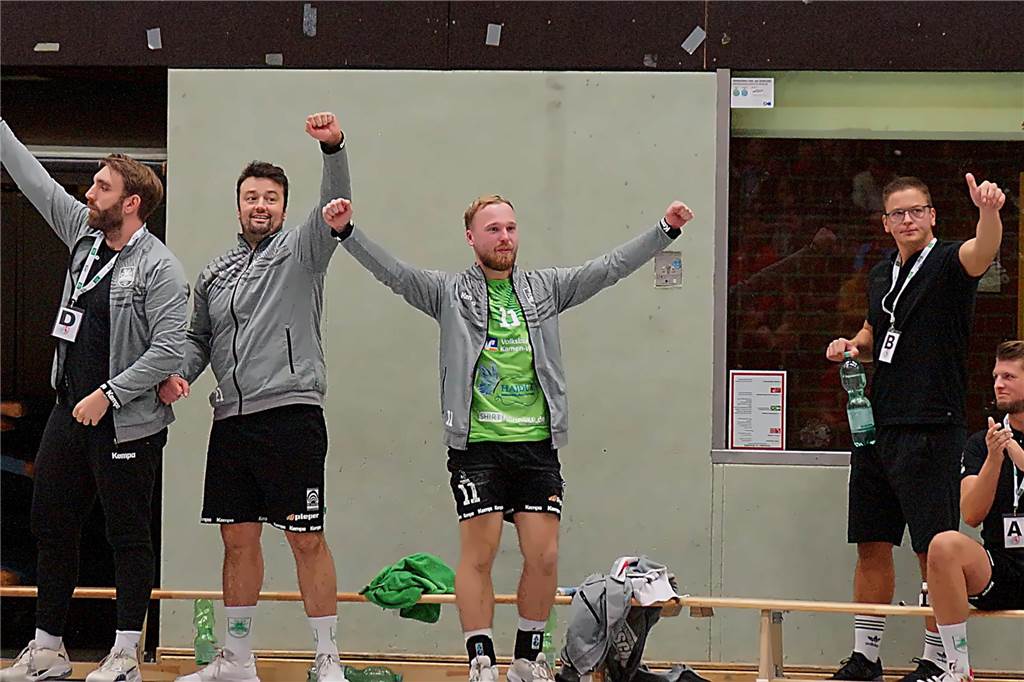 Daumen hoch: Jubel auf der Oberadener Bank und bei Coach Mats-Yannick Roth (r.).