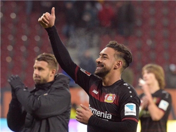 Daumen hoch: Karim Bellarabi und seine Teamkollegen feiern nach dem Abpfiff mit den Fans. Foto: Stefan Puchner