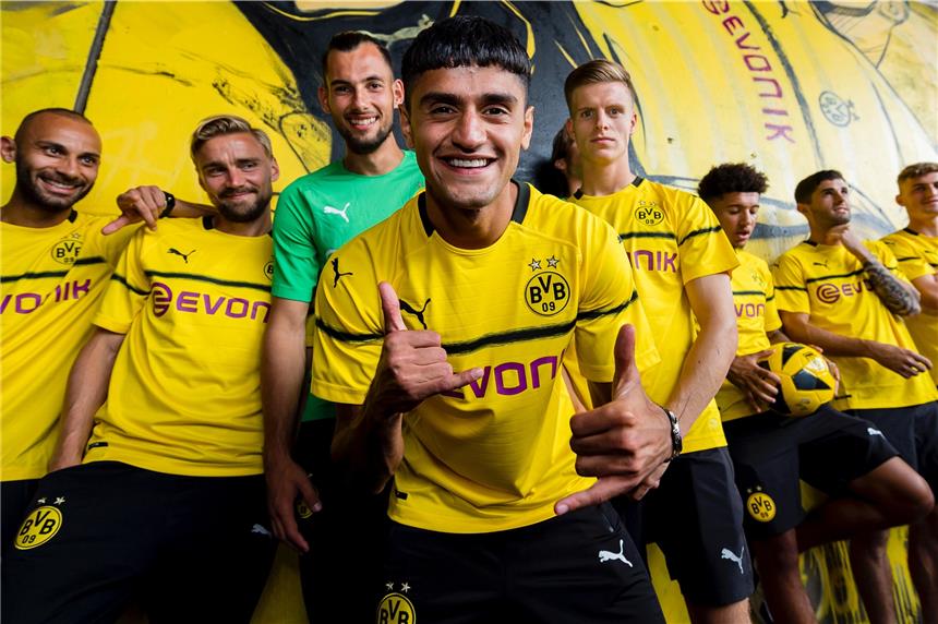 Offizielle Präsentation des neuen „Cup-Shirts“ in Chicago Daumen hoch! Mahmoud Dahoud (M.) mit dem „Cup-Trikot“ des BVB für die Saison 18/19.