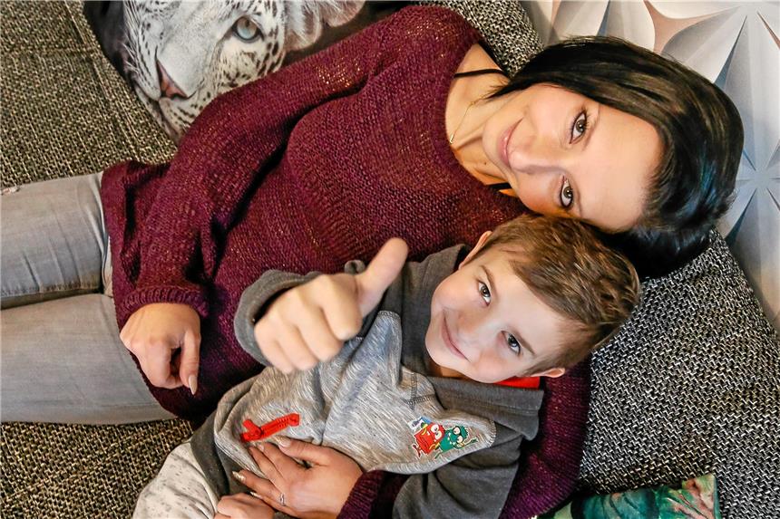 Milo ist acht Jahre alt - und sterbenskrank Daumen hoch: Milo, hier mit Mutter Magdalena Kontny, will seiner Krankheit trotzen.