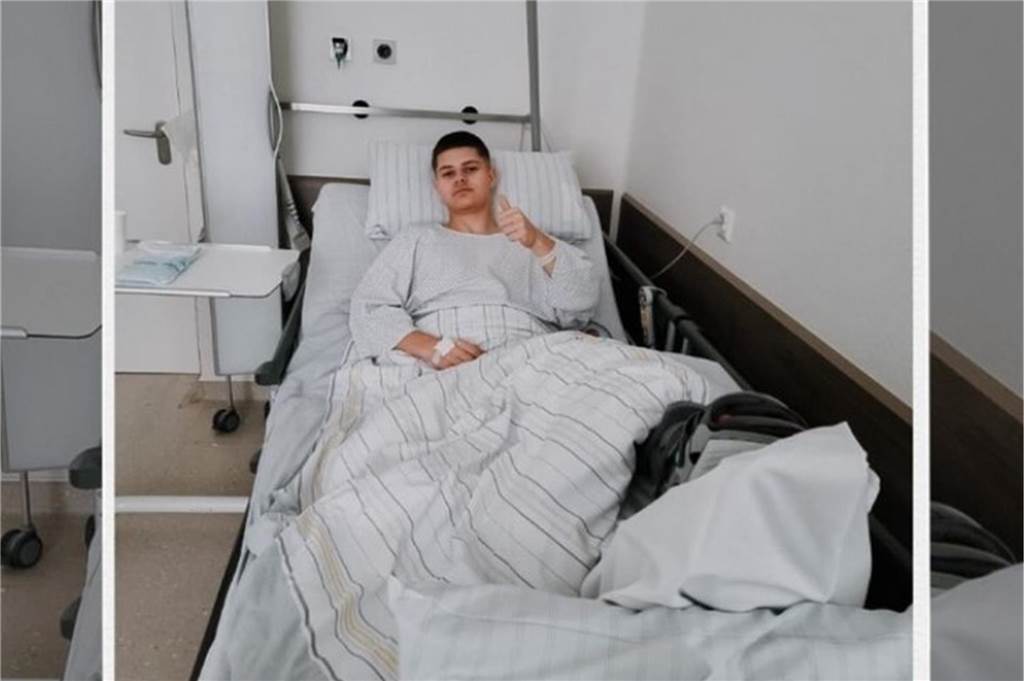 Saison für BVB-U17-Top-Torjäger Cherny beendet: „Sein Ausfall tut uns sehr weh“ Nick Cherny liegt in einem Krankenbett.