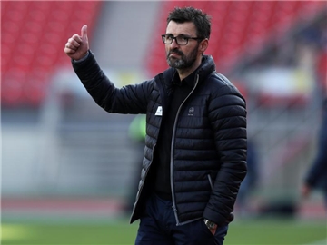 Daumen hoch: Nürnbergs Interims-Trainer Michael Köllner erlebte bei seinem Debüt einen 1:0-Sieg gegen Bielefeld. Foto: Daniel Karmann