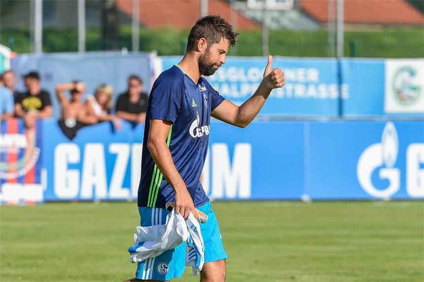 Schalke unterliegt im Test bei Hannover 96 Daumen hoch: Schalkes Sommer-Neuzugang Coke gab nach überstandener Verletzung beim Testspiel in Hannover sein Comeback und traf direkt.