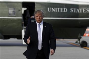 Daumen hoch: US-Präsident Donald Trump signalisiert Kontrolle. Neben härteren Strafen für Dealer sollen zu dem Regierungsprogramm auch eine Reduzierung der verschriebenen Schmerzmittel um ein Drittel gehören. Foto: Evan Vucci/AP