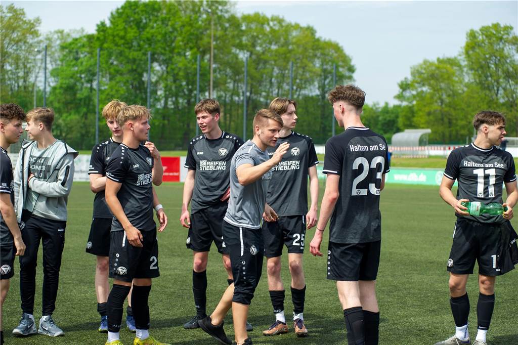 Mit einem Schützenfest in die U19-Westfalenliga Dave Marnold klatscht die U19-Spieler des TuS Haltern ab.