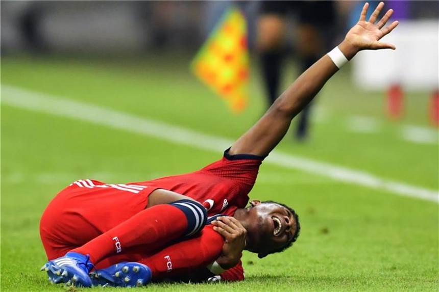 Alaba erleidet bei Supercup-Sieg schwere Knieprellung David Alaba liegt verletzt an der Seitenlinie und hebt den Arm. Foto: Uwe Anspach