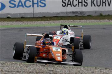 David Beckmann (vorne) steigt in die Formel 3 auf. Der 15-Jährige, hier im Formel-4-Wagen, ist jüngster Fahrer der Formel 3.