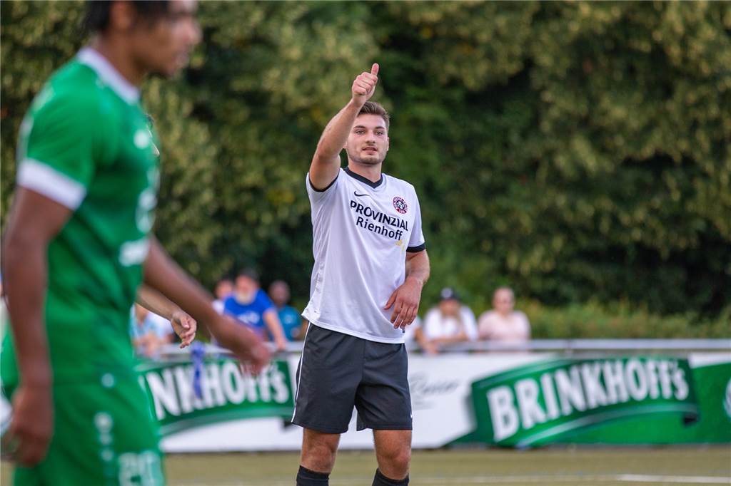 Prematch: „So viel wert wie eine Kiste Bier“ − Fußballer amüsieren sich über neue Smartphone-App David Bernsdorf ist laut Prematch der wertvollste Spieler beim SSV Mühlhausen.