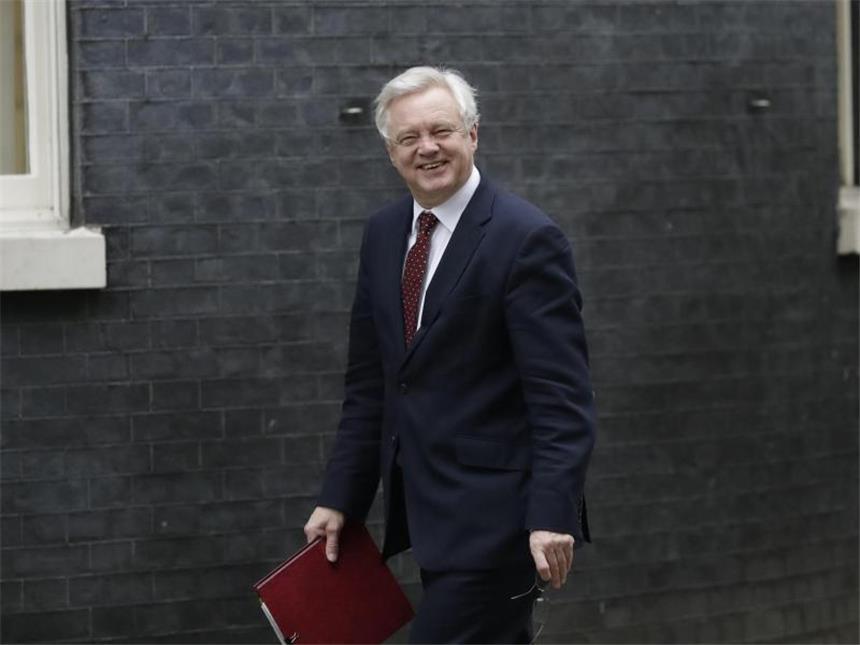 Parlament debattiert über Trump-Besuch in Großbritannien David Davis, der britische Minister des neugegründeten Ministeriums für den EU-Austritt, erwartet ein "Ping-Pong-Spiel" zwischen Ober- und Unterhaus. Foto: Matt Dunham